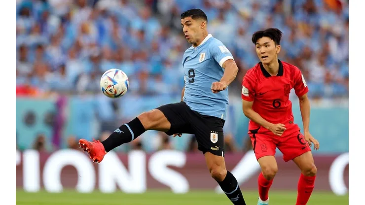 Luis Suarez of Uruguay controls the ball against Inbeom Hwang of Korea Republic during the FIFA World Cup Qatar 2022 Group H match between Uruguay and Korea Republic at Education City Stadium on November 24, 2022 in Al Rayyan, Qatar.