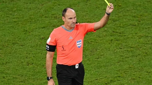 Referee Antonio Miguel Mateu Lahoz.