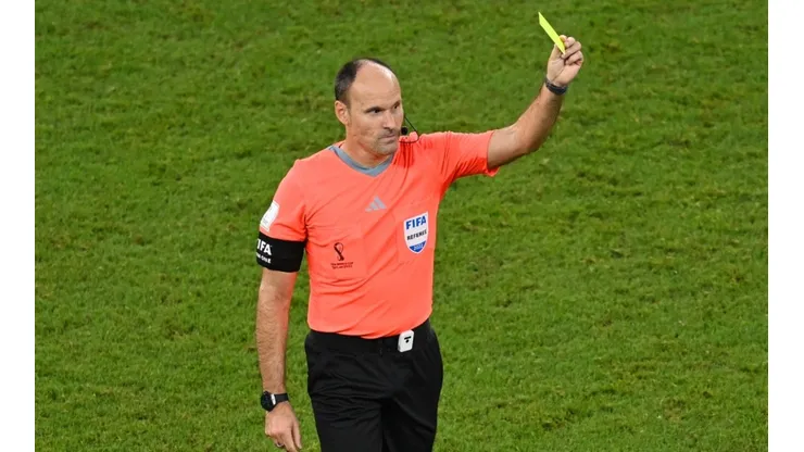 Referee Antonio Miguel Mateu Lahoz.