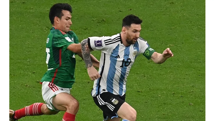 Hirving Lozano (left) against Lionel Messi.