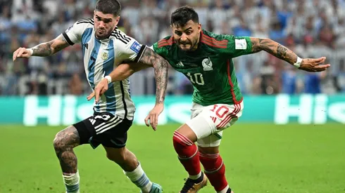Alexis Vega of Mexico battles for possession with Rodrigo De Paul of Argentina