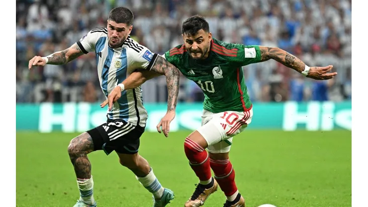 Alexis Vega of Mexico battles for possession with Rodrigo De Paul of Argentina