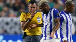 Mario Escobar warns Kevin Alvarez of Honduras