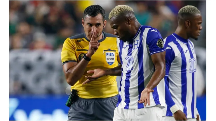Mario Escobar warns Kevin Alvarez of Honduras