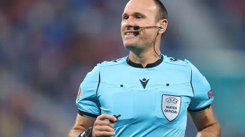 Referee Antonio Mateu Lahoz