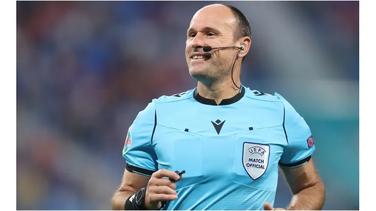 Referee Antonio Mateu Lahoz