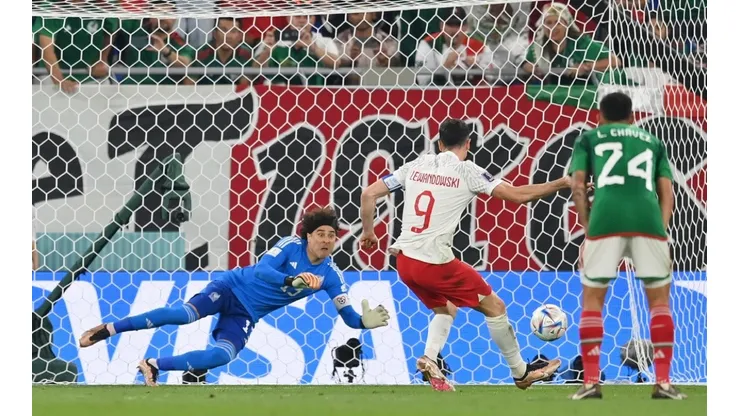 Guillermo Ochoa, Robert Lewandowski - Mexico vs Poland - Qatar 2022