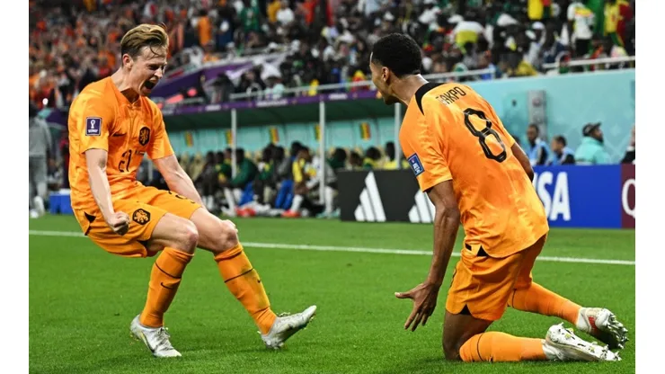 Frenkie de Jong (left) and Cody Gakpo.