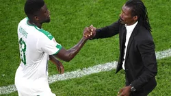 Alfred Ndiaye shakes hands with Aliou Cisse