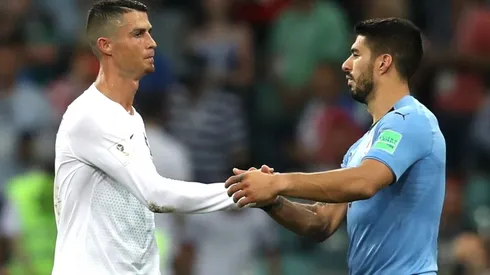 Ronaldo and Suarez shake hands in Russia 2018.