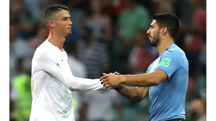 Ronaldo and Suarez shake hands in Russia 2018.