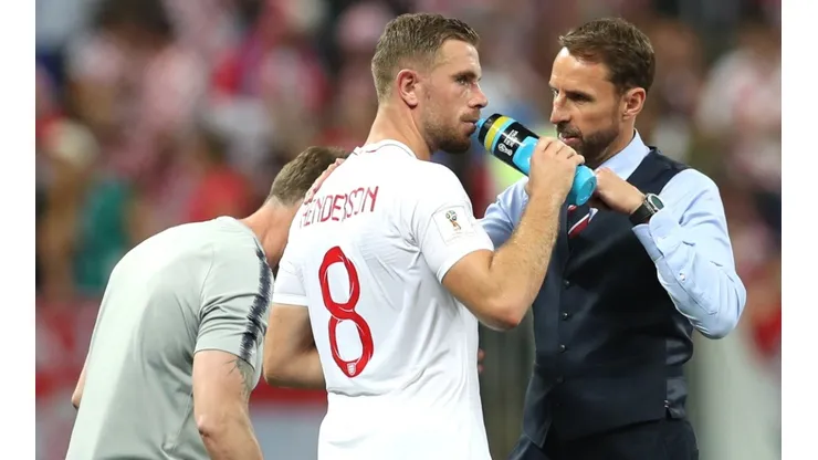 England coach Gareth Southgate talks to Jordan Henderson during a Russia 2018 World Cup game.