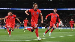Harry Kane of England celebrates with team mates Mason Mount and Jude Bellingham
