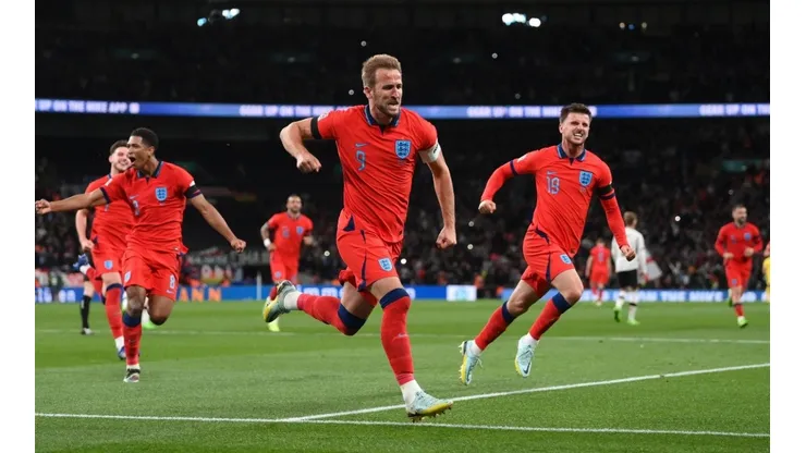 Harry Kane of England celebrates with team mates Mason Mount and Jude Bellingham