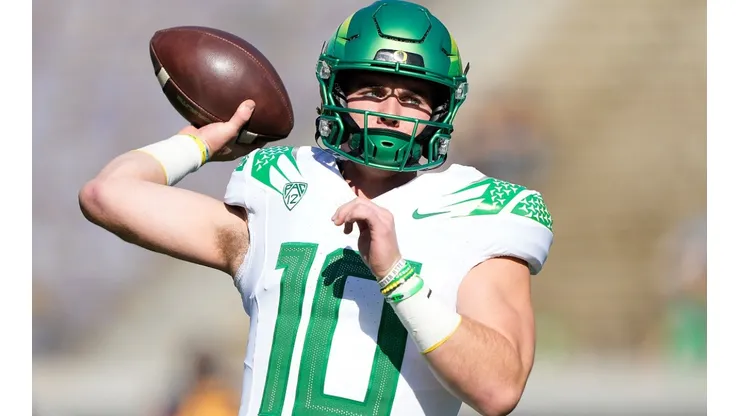 Bo Nix of the Oregon Ducks