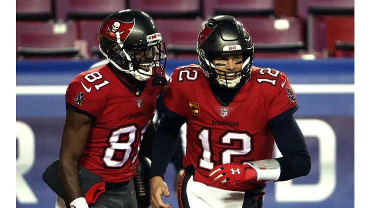 Antonio Brown (Left), Tom Brady (Right) - Tampa Bay Buccaneers - NFL 2021