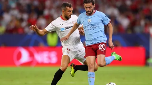 Bernardo Silva of Manchester City is challenged by Joan Jordan of Sevilla FC