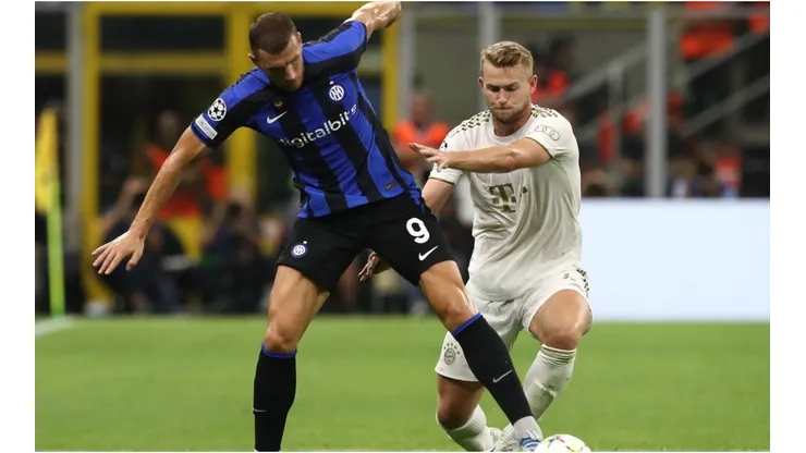 Edin Dzeko of FC Internazionale competes for the ball with Matthijs de Ligt of FC Bayern Munchen