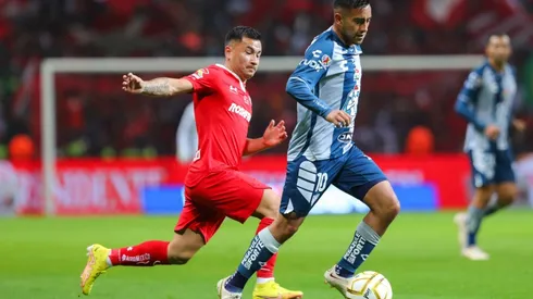 Erick Sánchez of Pachuca and Jean Meneses of Toluca