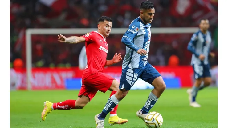 Erick Sánchez of Pachuca and Jean Meneses of Toluca