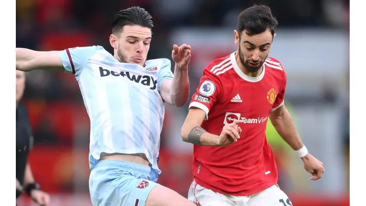 Declan Rice of West Ham and Bruno Fernandes of Manchester United