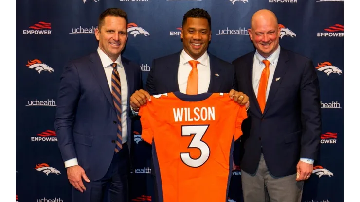 Broncos GM George Paton (left), QB Russell Wilson (c) and HC Nathaniel Hackett.