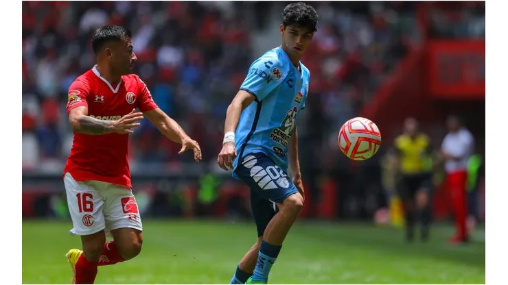 Kevin Alvarez of Pachuca fights for the ball with Jean Meneses of Toluca