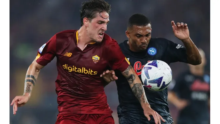 Nicolo Zaniolo fighting for the ball vs Napoli