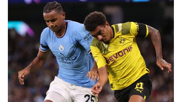 Manuel Akanji of Manchester City and Donyell Malen of Borussia Dortmund