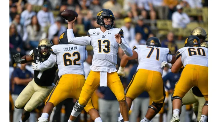 California Golden Bears QB Jack Plummer passing against Colorado