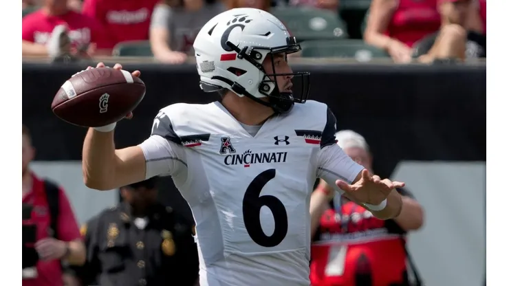 QB Ben Bryant of the Cincinnati Bearcats thowring a pass
