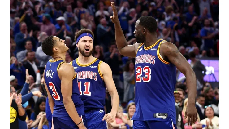 Klay Thompson (c) with Jordan Poole (left) and Draymond Green.