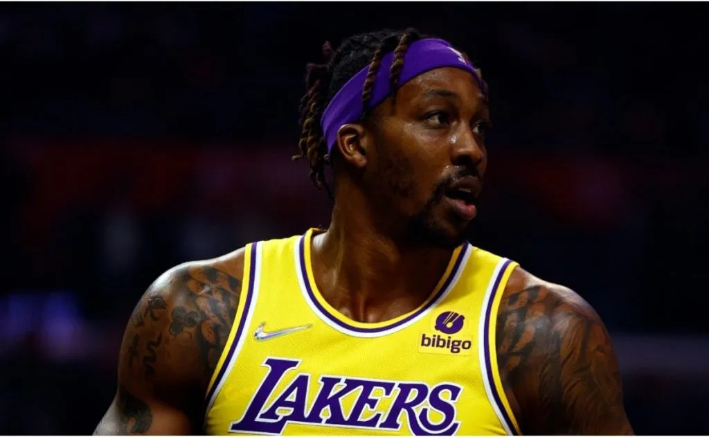 Dwight Howard looks up