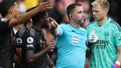 Referee Chris Kavanagh and Arsenal players