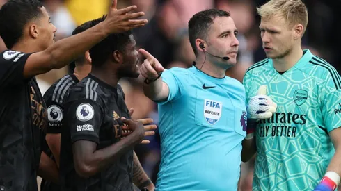 Referee Chris Kavanagh and Arsenal players