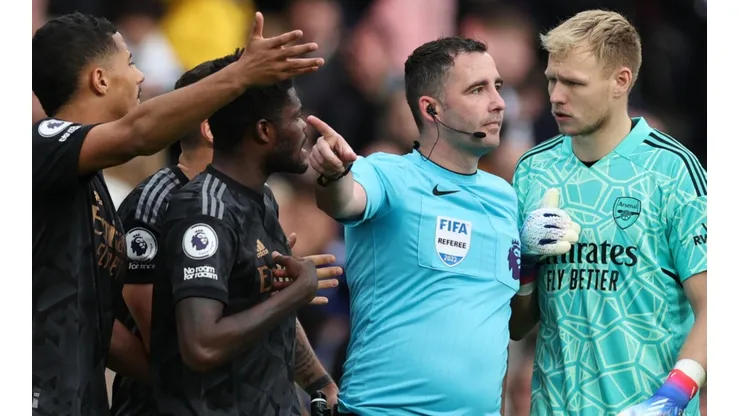 Referee Chris Kavanagh and Arsenal players