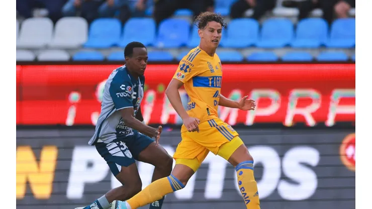 Romario Ibarra of Pachuca fights for the ball with Igor Lichnovsky of Tigres