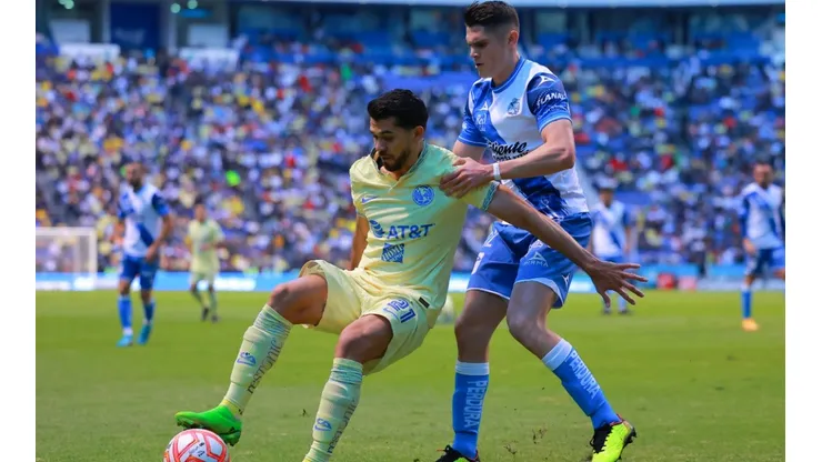 Henry Martin of Club America and Israel Reyes of Puebla