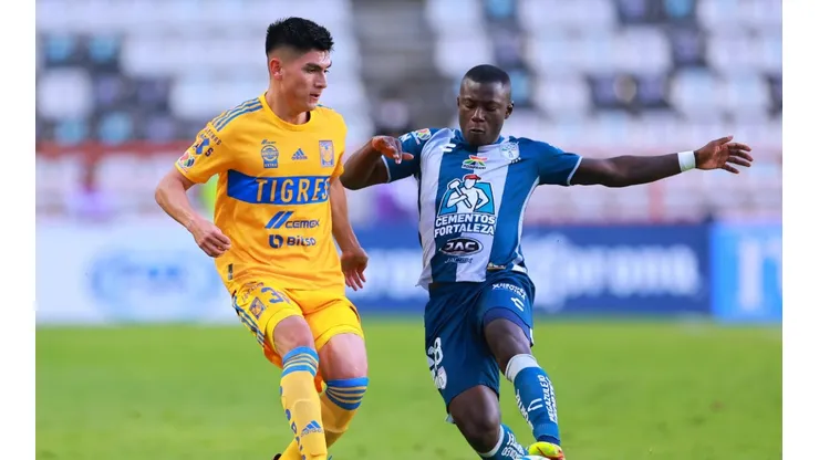Vladimir Loroña of Tigres fights for the ball with Marino Hinestroza of Pachuca
