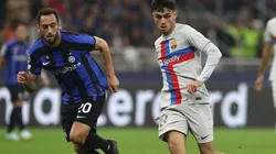 Pedri (R) of FC Barcelona is challenged by Hakan Calhanoglu of FC Internazionale