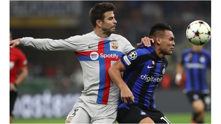 Lautaro Martinez (R) of FC Internazionale battles for possession with Gerard Pique (L) of FC Barcelona