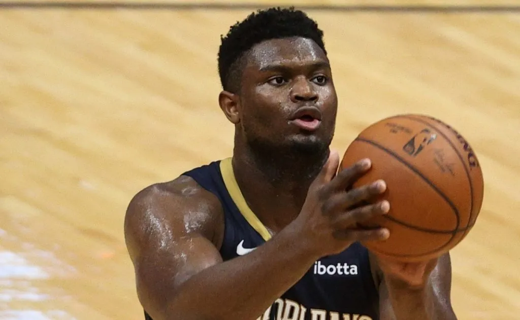 Zion Williamson attempting to score