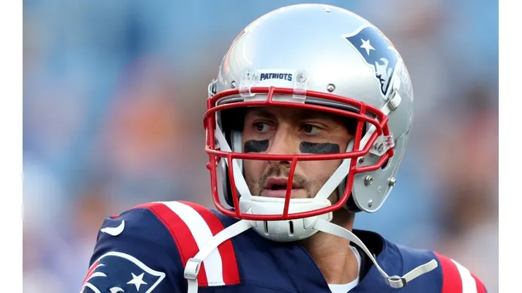 Brian Hoyer will take the reins of the Patriots while Mac Jones is out.