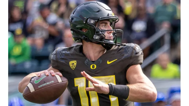 Bo Nix of the Oregon Ducks