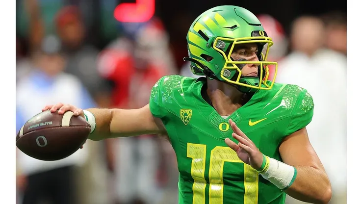 Bo Nix of the Oregon Ducks