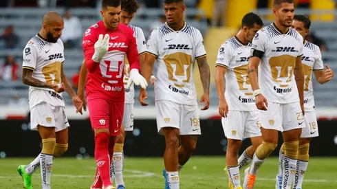 Dani Alves with Pumas' teammates