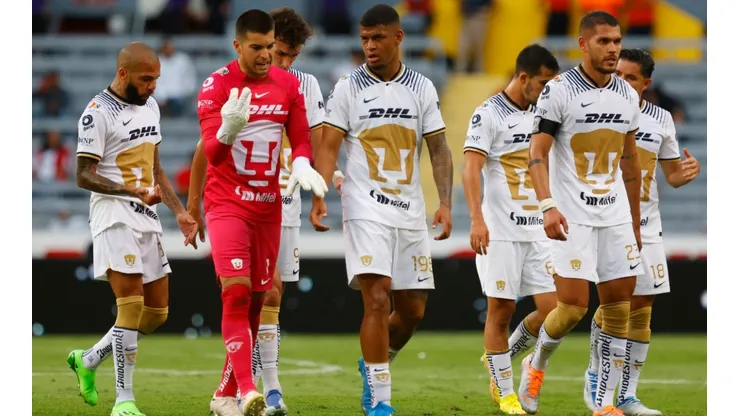 Dani Alves with Pumas' teammates