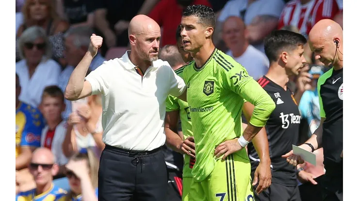Erik ten Hag speaks to Cristiano Ronaldo of Manchester United
