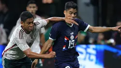 Luis Romo (Mexico) and Lorenzo Melgarejo (Paraguay) fighting for a ball.
