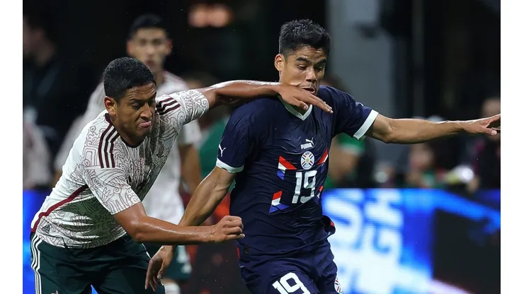 Luis Romo (Mexico) and Lorenzo Melgarejo (Paraguay) fighting for a ball.